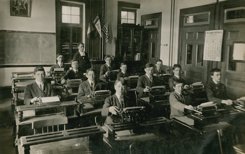 Klasse i maskinskrivning. Postkort sendt i 1913. af French Photographer