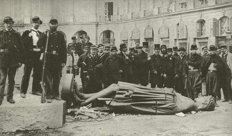 Vendome-søjlen, efter at den blev trukket ned den 16. maj 1871 (s/h-foto) af French Photographer