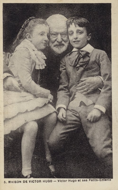 Victor Hugo (1802-1885), fransk digter, romanforfatter og dramatiker, med sine børnebørn af French Photographer