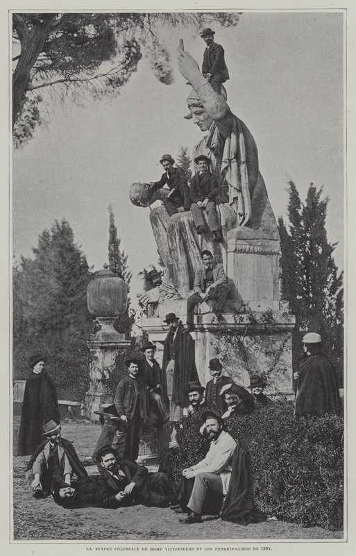 Besøgende ved statuen af Rom Victorious af French Photographer