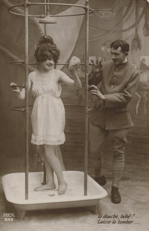 Kvinde i bad med en soldat (s/h-billede) af French Photographer