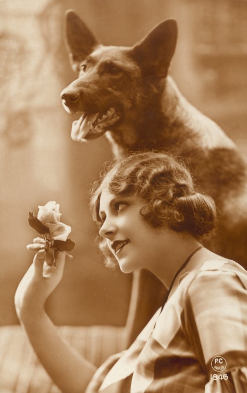 Kvinde med sin hund af French Photographer