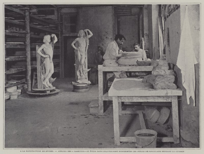 Workshop til fremstilling af beholdere til porcelænsstykker, der skal anbringes i under brænding på Sevres porcelænsfabrik, Frankrig (s/h foto) af French Photographer