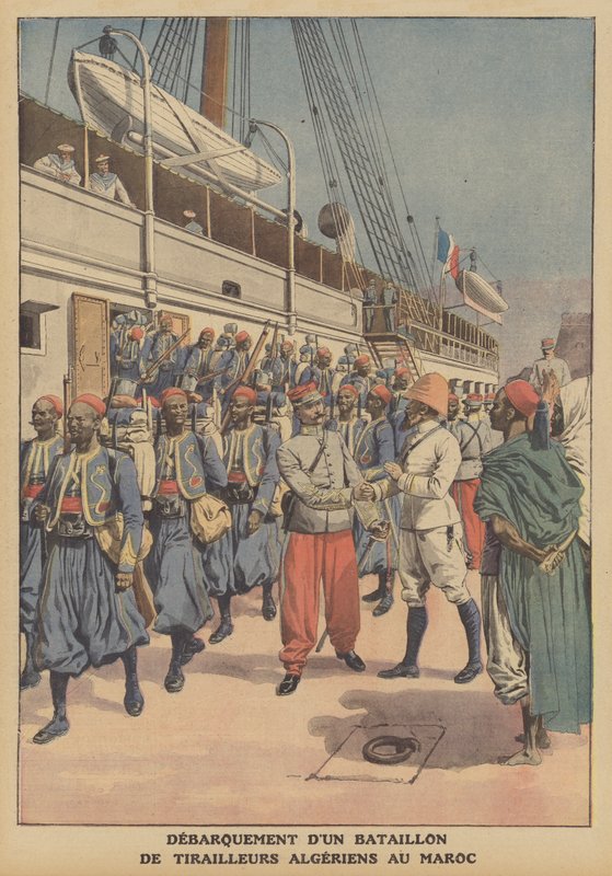 En bataljon af algeriske tiraillører går fra et skib i Casablanca, Marokko (farve litho) af French School