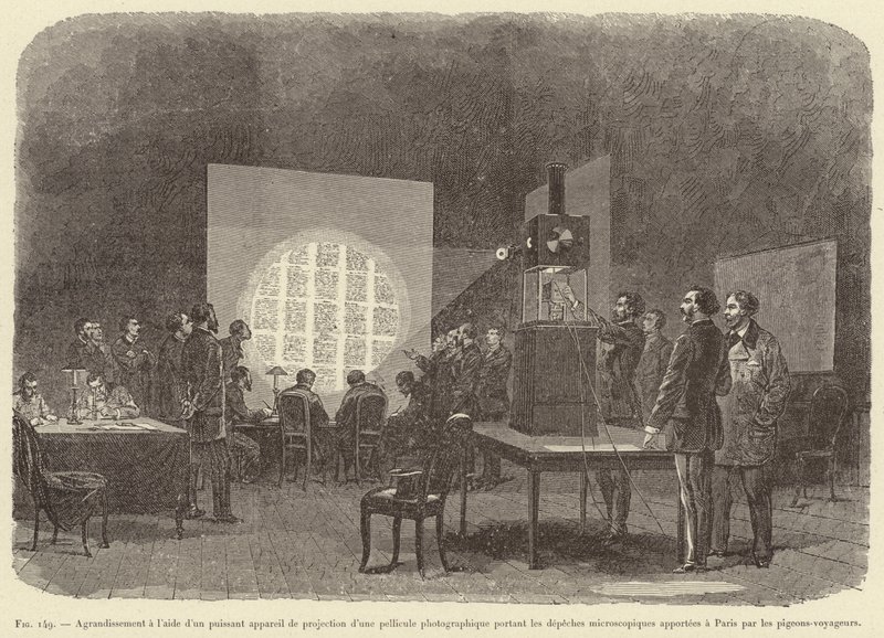 Forstørrelse ved hjælp af en kraftig projektionsanordning af en fotografisk film med de mikroskopiske forsendelser bragt til Paris af brevduer (gravering) af French School
