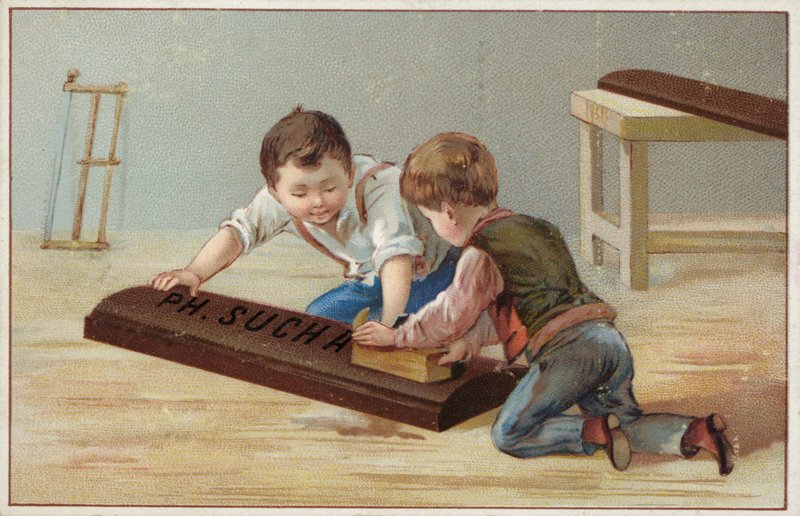 Børn konstruerer en stor chokoladebar i træ, der reklamerer for Suchard Chocolate af French School