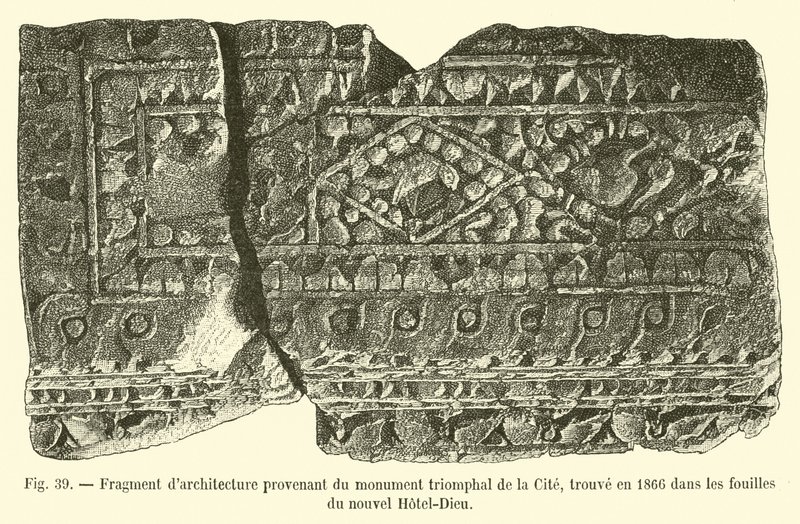 Fragment af arkitektur fra byens triumfmonument, fundet i 1866 i udgravningerne af det nye Hotel-Dieu af French School