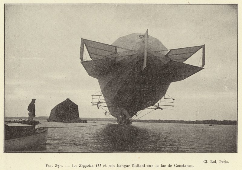 Zeppelin III og dens flydende hangar ved Bodensøen (gravering) af French School