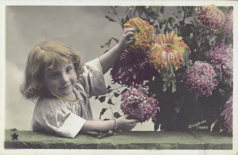 Lille pige med blomster (farvefoto) af French School