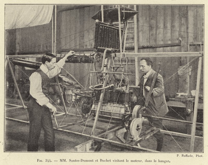 MM Santos-Dumont og Buchet besøger motoren i hangaren (gravering) af French School