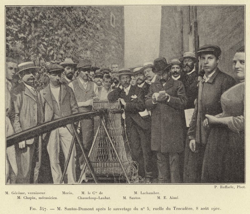 M Santos-Dumont efter redningen af ​​nr. 5, Ruelle du Trocadero, 8. august 1901 (gravering) af French School