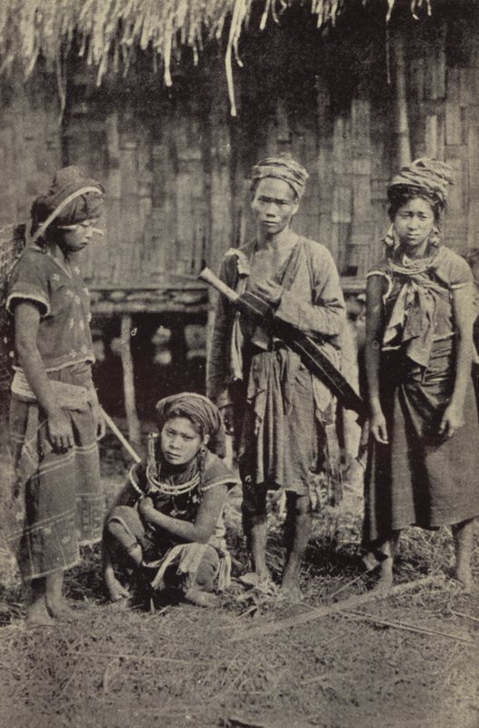Burma: En Kachin-mand med den karakteristiske dah og tre kvinder (s/h-billede) af Georges Bertin Scott