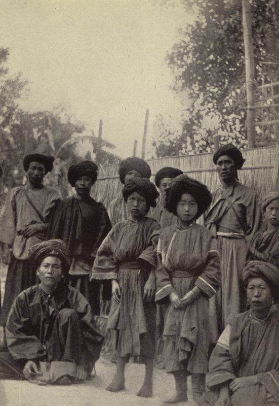 Burma: En gruppe Lihsaw mænd og kvinder (s/h foto) af Georges Bertin Scott