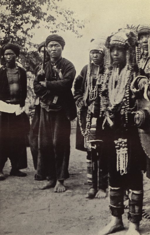 Burma: Akha-mænd med kvinder i al deres finurlighed (s/h-billede) af Georges Bertin Scott