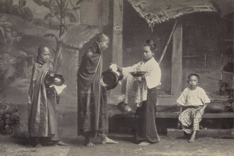 Burma: Pongyien med sin tiggerskål (s/h-billede) af Georges Bertin Scott