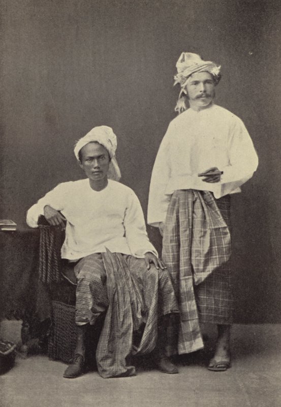 Burma: Forfatteren i burmesisk kjole (1878) med en fodboldkammerat (s/h-foto) af Georges Bertin Scott