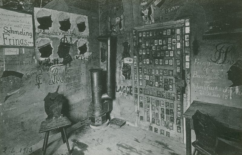 Et rum med vægge dækket af graffiti, der henviser til vigtige samtidige personer som Bussche og Waldow. Postkort sendt i 1913. af German Photographer