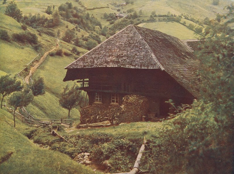 Traditionelt bondehus i Schwarzwald, Tyskland (farvefoto) af German Photographer