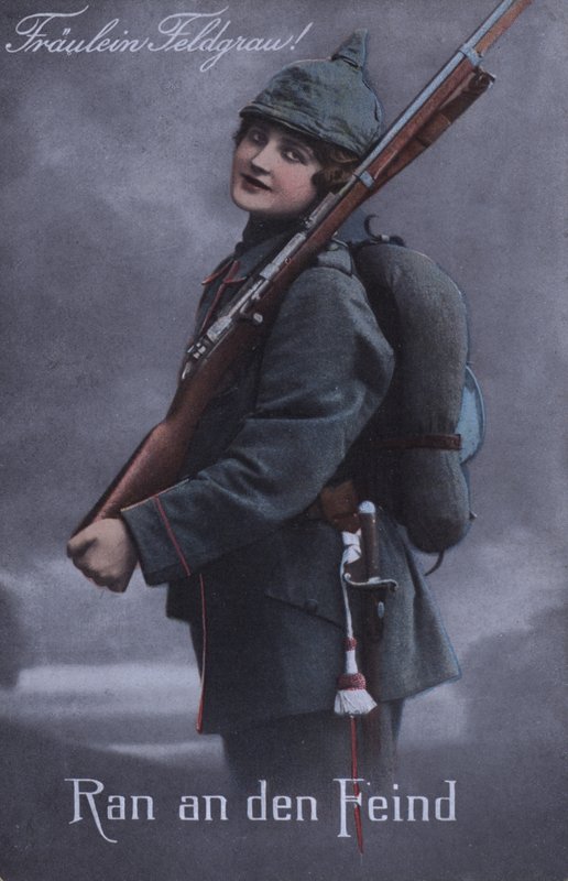 Tysk pige i militæruniform (foto i farver) af German School