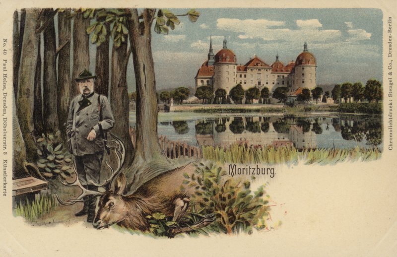 Postkort, der forestiller en mand med en skudt kronhjort med Moritzburg Slot i baggrunden af German School