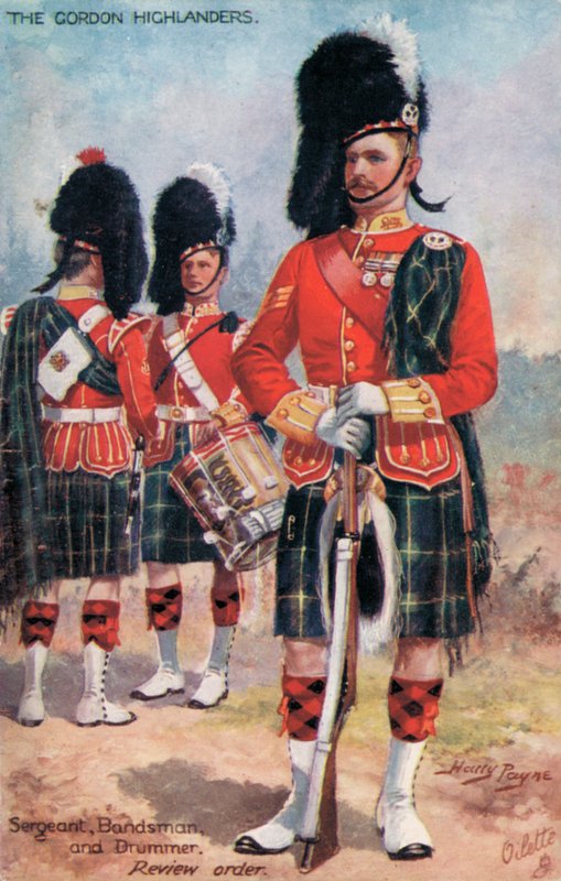 The Gordon Highlanders, Sergent, Bandsman og Drummer, Review Order (farve litho) af Harry Payne