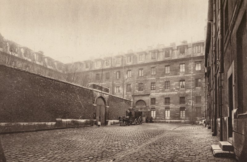 Paris: Cour interieure de St-Lazare, la prison des femmes; Indre domstol i "St-Lazare", kvindefængsel (s/h-foto) af Henri Manuel