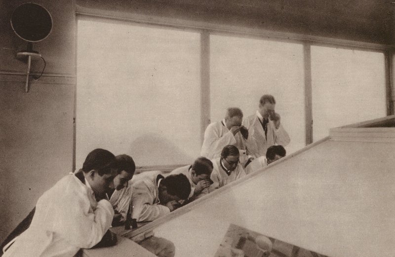 Paris: Pendant une operation, dans un hopital moderne; Operation set fra oven på et hospital (s/h-foto) af Henri Manuel