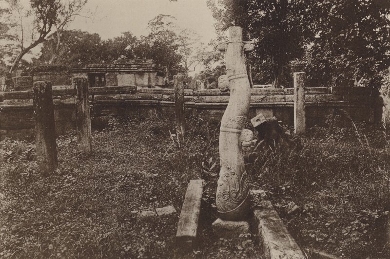 Ceylons ruinerede byer: Curious Rounded Column and Ruins (s/h-billede) af Henry W. Cave