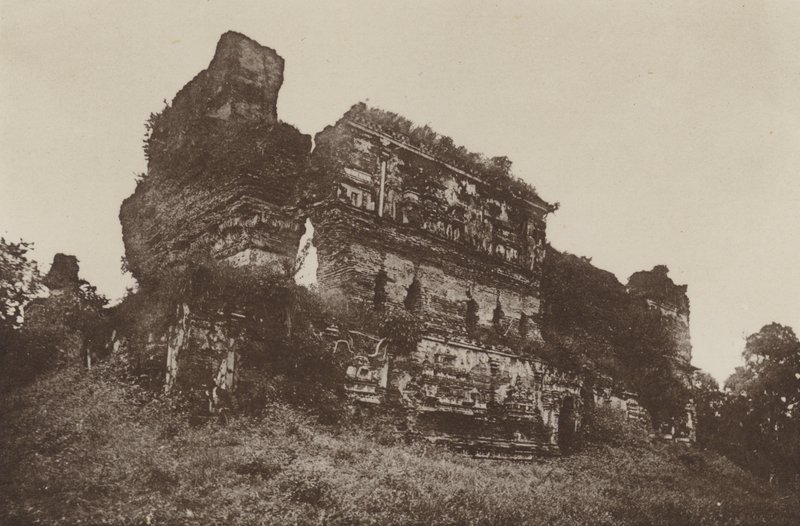 Ruinerede byer på Ceylon: Jetawanarama, fra sydvest (s/h foto) af Henry W. Cave