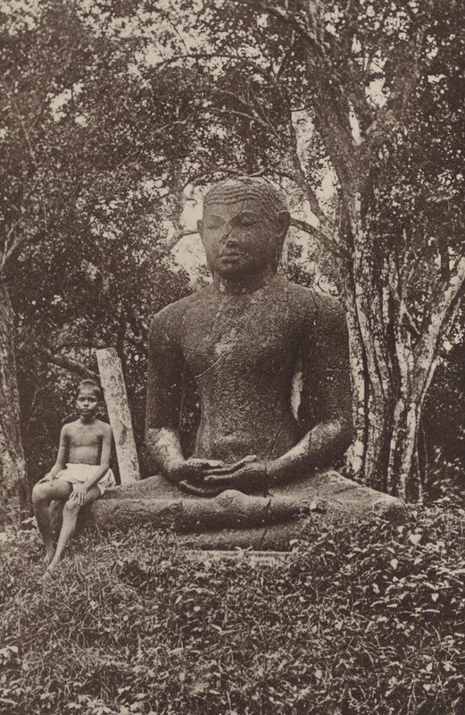 Ceylons ruinerede byer: Monolitisk Buddha-statue (s/h-billede) af Henry W. Cave