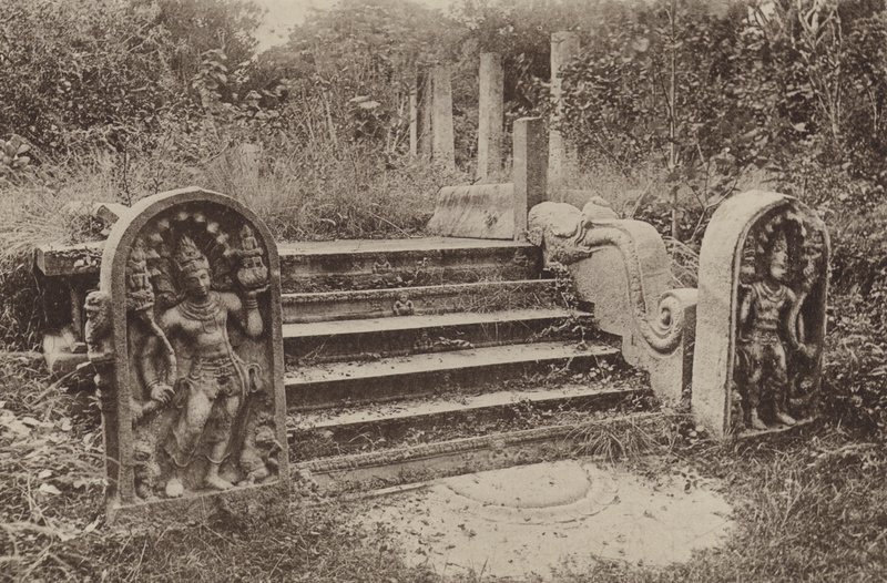 Ceylons ruinerede byer: Månesten, vagtsten og trin (s/h-billede) af Henry W. Cave