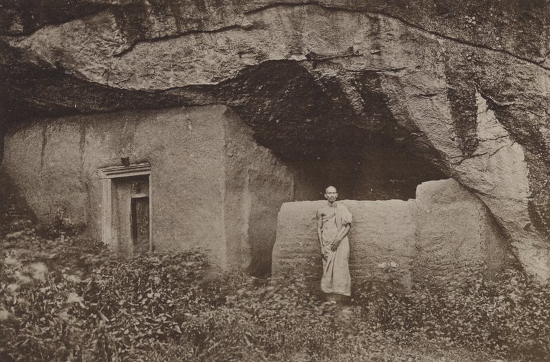 Ceylons ruinerede byer: Rester af klippeboliger ved Mihintale (s/h-foto) af Henry W. Cave