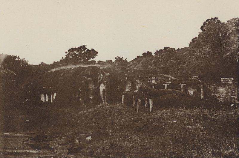 Ceylons ruinerede byer: Klippetemplet ved Polonnaruwa (s/h-billede) af Henry W. Cave