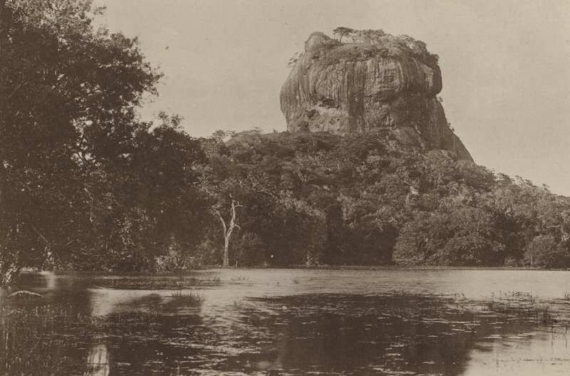 Ceylons ruinerede byer: Sigiri (s/h foto) af Henry W. Cave