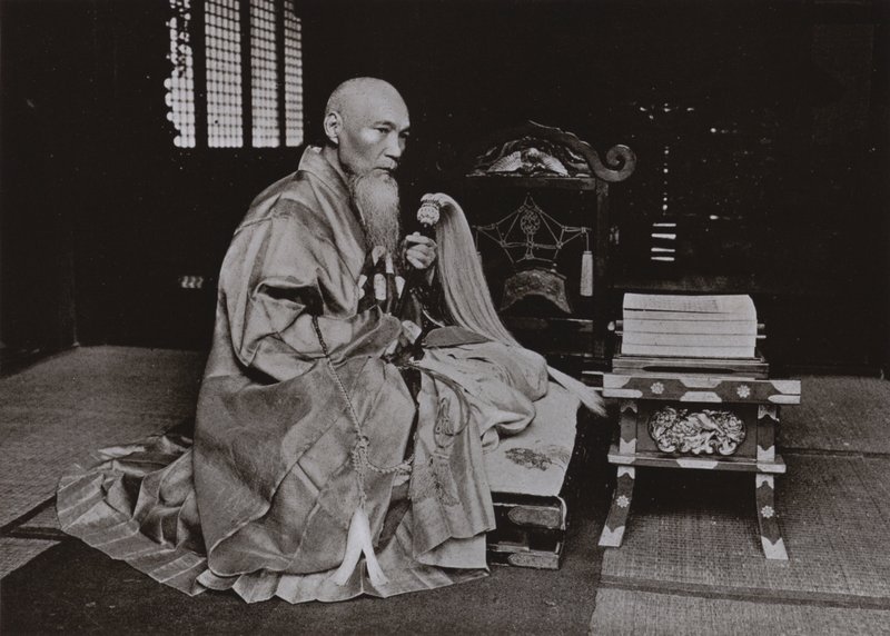 En buddhistisk abbed (s/h-billede) af Herbert Ponting