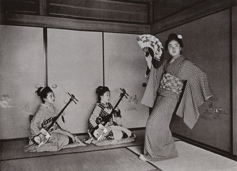 En geisha danser (s/h foto) af Herbert Ponting