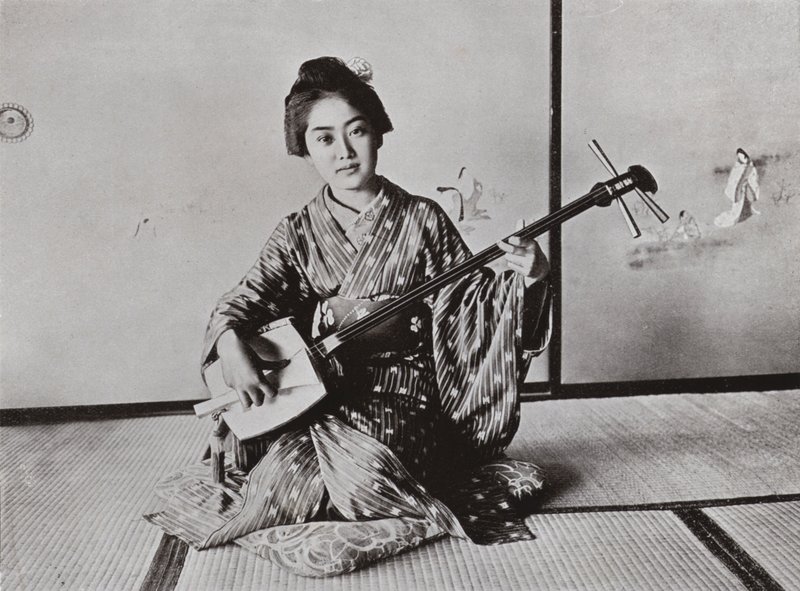 En Geisha, der spiller Samisen (s/h foto) af Herbert Ponting