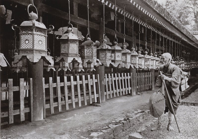 En pilgrim ved Kasuga-templet, Nara (s/h-billede) af Herbert Ponting