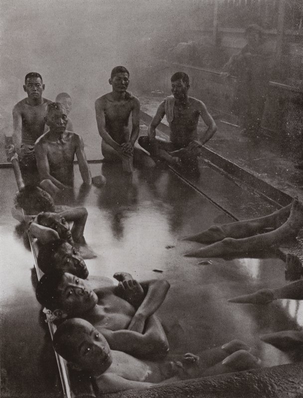 Et offentligt bad i Kanawa (s/h foto) af Herbert Ponting