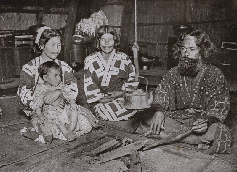 Ainu Man and Women at Home (s/h foto) af Herbert Ponting