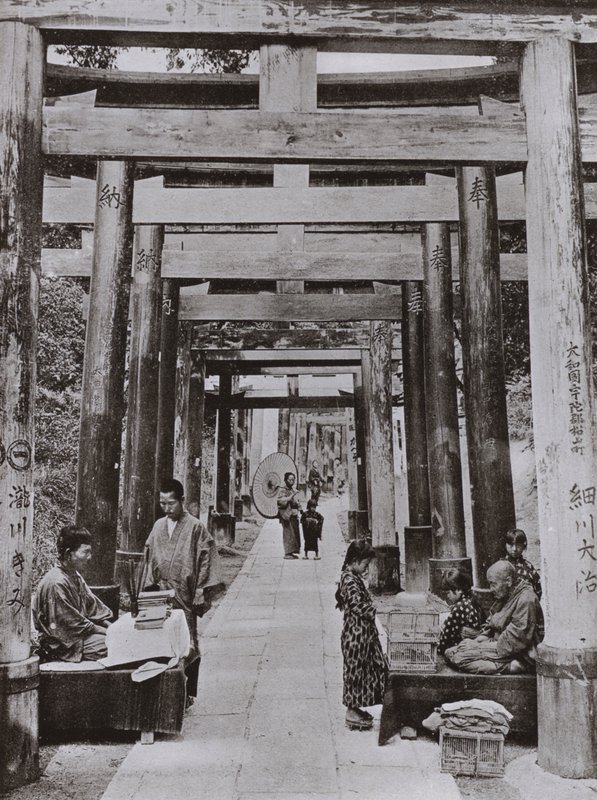 En Avenue of Torii ved Inari-templet (s/h-billede) af Herbert Ponting