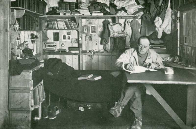 Kaptajn Scott skriver sin dagbog af Herbert Ponting