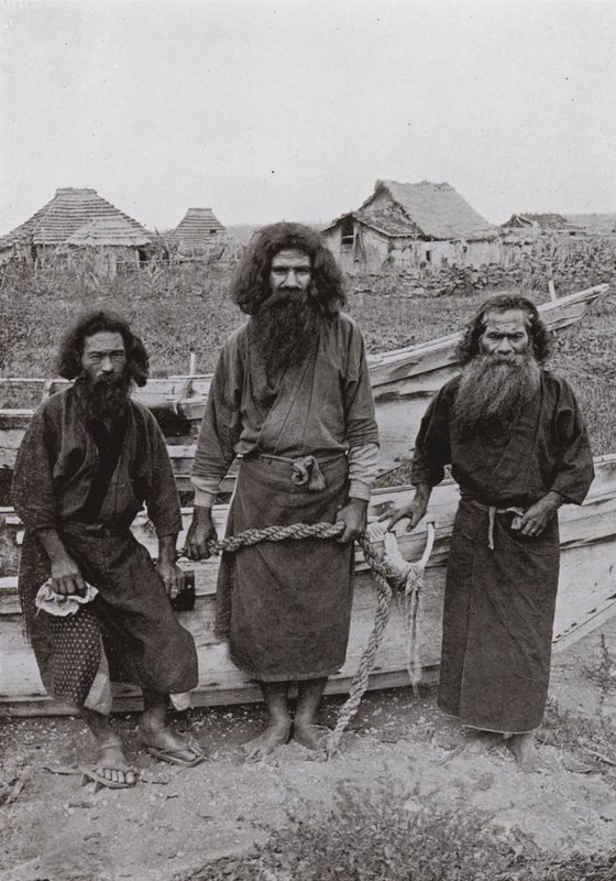 Happukonno, jægeren (i midten) og to Ainu-fiskere (s/h-billede) af Herbert Ponting