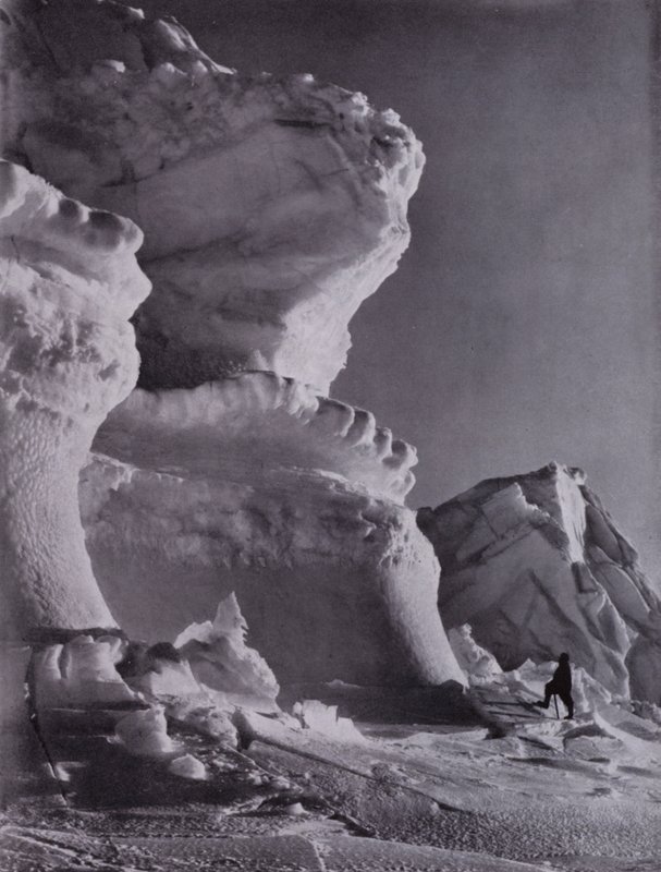 Isbastioner på Castle Berg (s/h foto) af Herbert Ponting