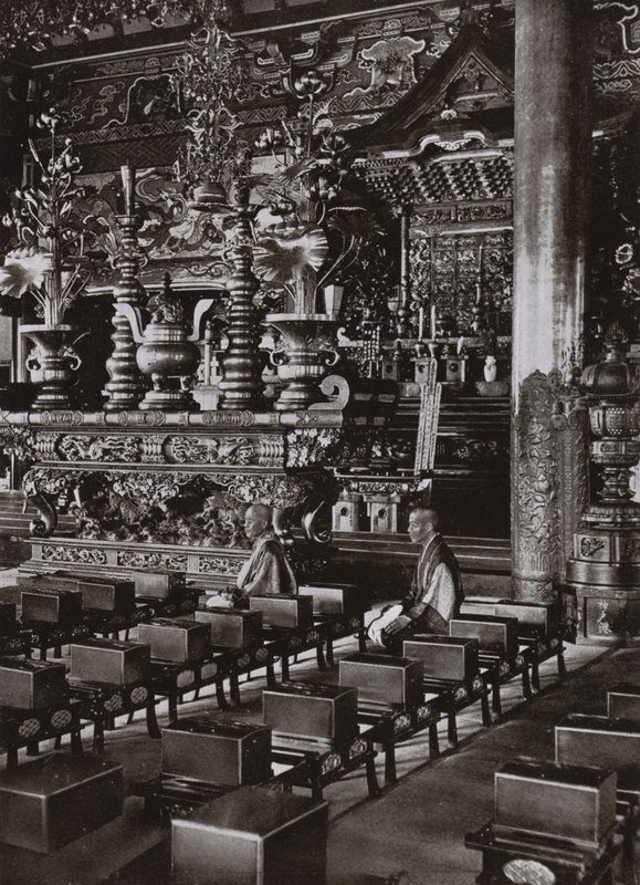 Interiør af et buddhistisk tempel (s/h foto) af Herbert Ponting