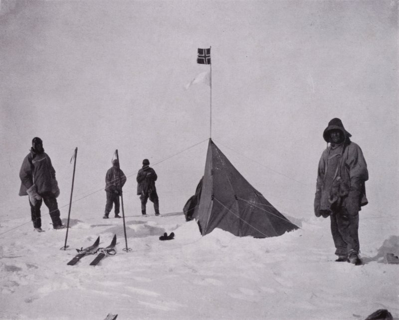 "Det var et sort flag, det norske flag. Amundsen var først ved stangen" (s/h foto) af Herbert Ponting