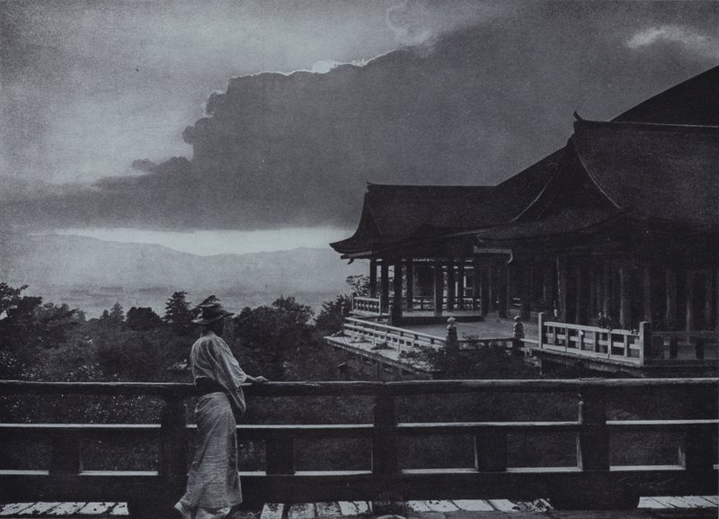 Moonnight at Kiyomizudera (s/h p hoto) af Herbert Ponting