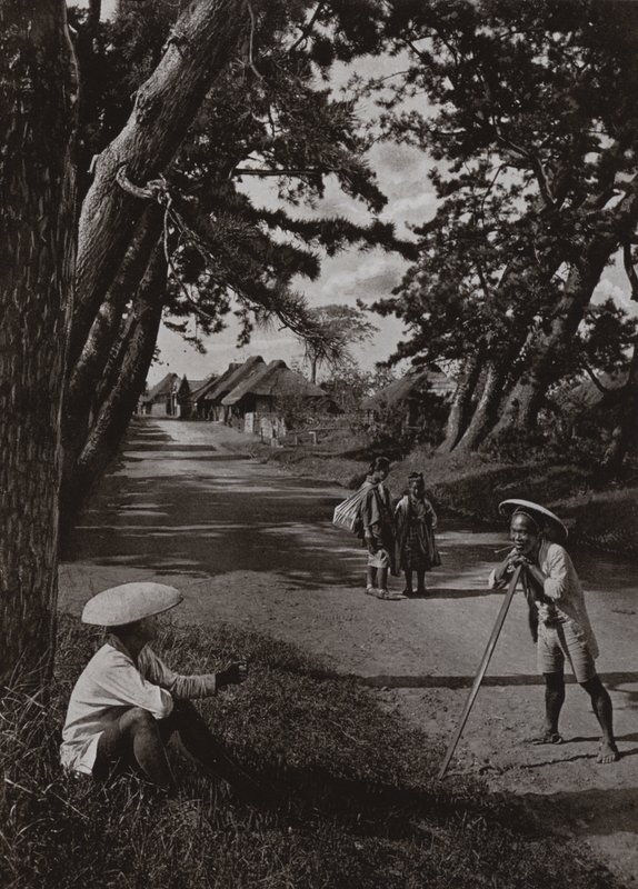 På den gamle Tokaido (s/h foto) af Herbert Ponting