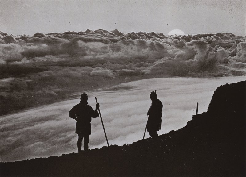 Solnedgang fra toppen af Fuji (s/h foto) af Herbert Ponting