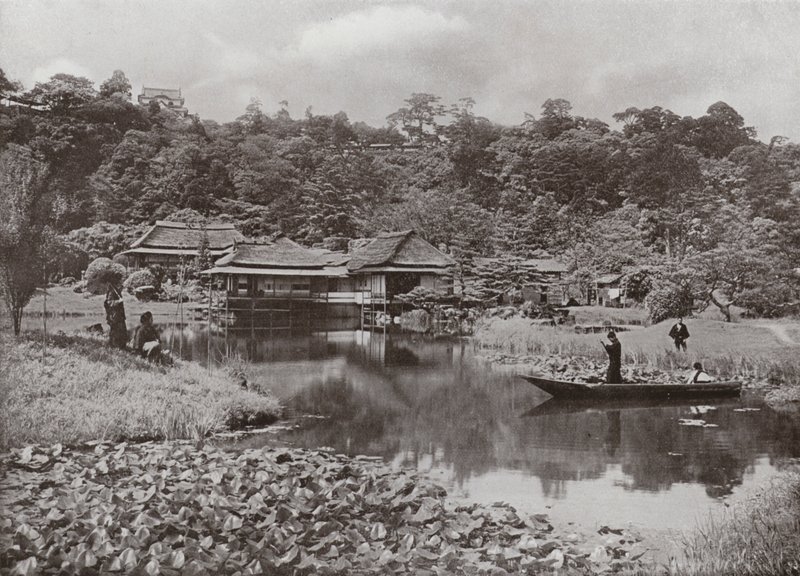 Ha-Kei-Tei Inn and Garden at Hikone (s/h-billede) af Herbert Ponting